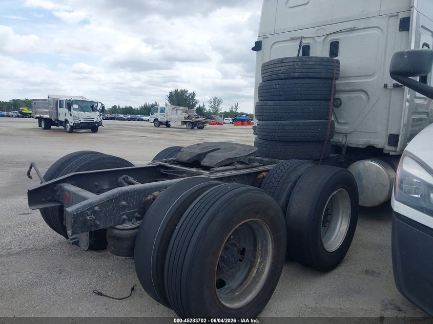 2012 Freightliner Cascadia 125 VIN 1FUJGLBG9CSBV6456 IAAI salvage auction — REPOSSESSION, Clear (Florida), sold $2,000 on 2026-09-02 (photo 4)