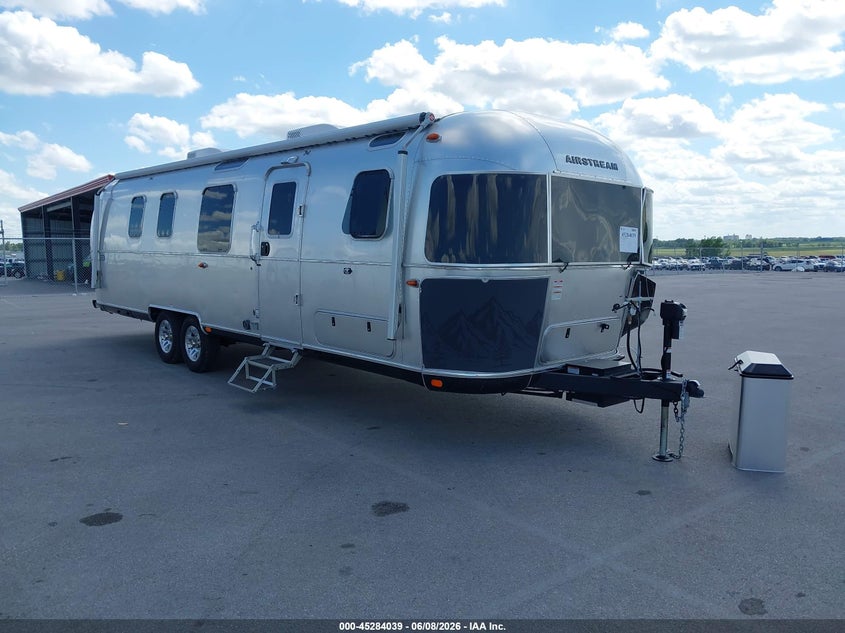 2025 Airstream 33fb VIN 1STVBYT28SJ576820 — IAAI salvage auction photo