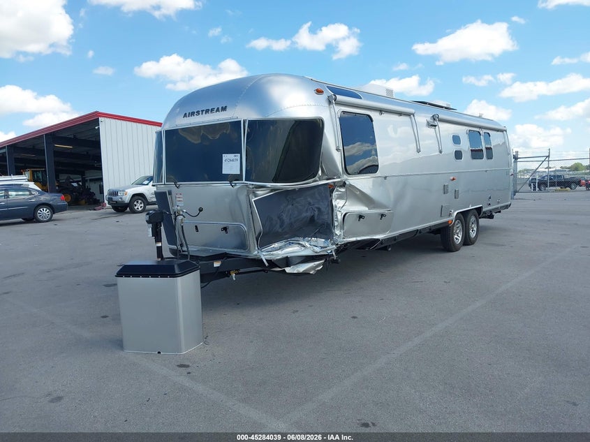 2025 Airstream 33fb VIN 1STVBYT28SJ576820 IAAI salvage auction — Unknown, Salvage (Nebraska), sold $40,250 on 2026-08-20 (photo 2)