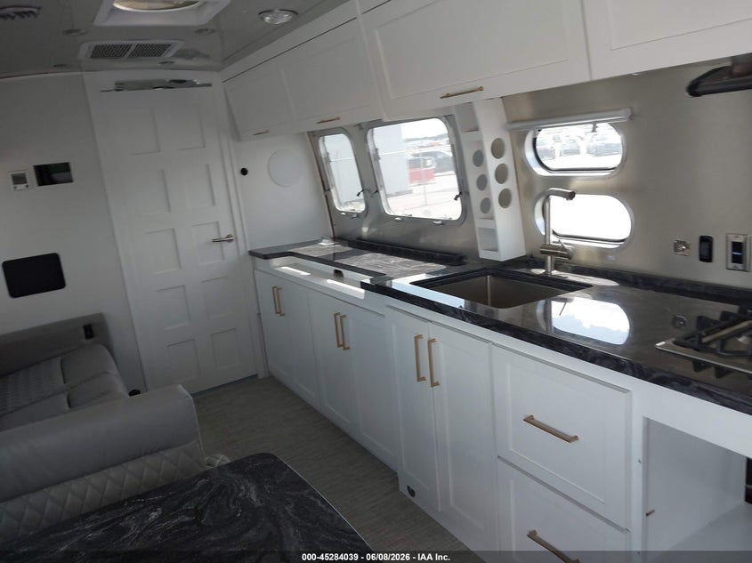 2025 Airstream 33fb VIN 1STVBYT28SJ576820 IAAI salvage auction — Unknown, Salvage (Nebraska), sold $40,250 on 2026-08-20 (photo 7)