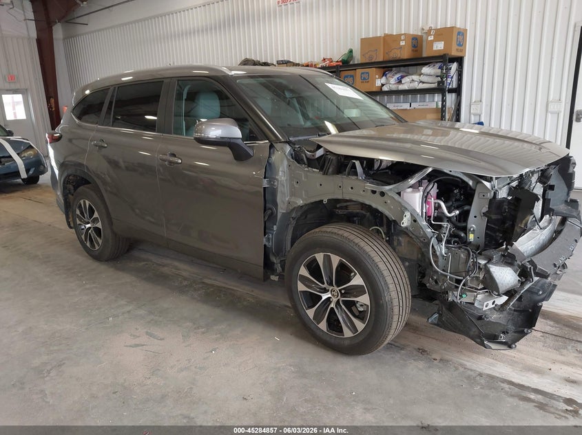 2025 Toyota Highlander VIN 5TDKDRBH3SS593602 IAAI salvage auction — FRONT END, Salvage Title, sold $19,500 on 2026-07-15 (photo 1)