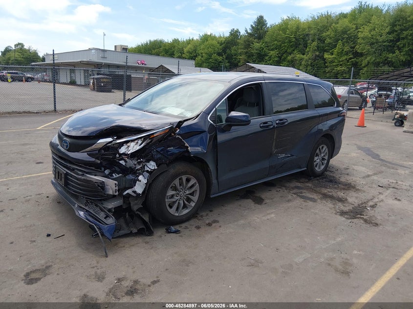 2025 Toyota Sienna VIN 5TDKSKFC7SS189309 IAAI salvage auction — LEFT FRONT, Salvage (Connecticut), sold $17,350 on 2026-07-30 (photo 2)