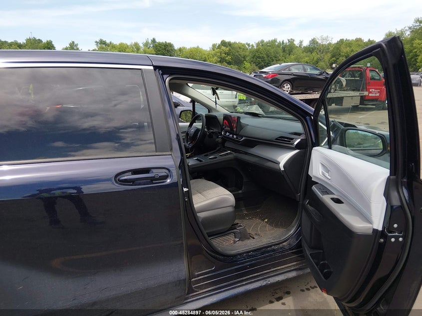 2025 Toyota Sienna VIN 5TDKSKFC7SS189309 IAAI salvage auction — LEFT FRONT, Salvage (Connecticut), sold $17,350 on 2026-07-30 (photo 5)