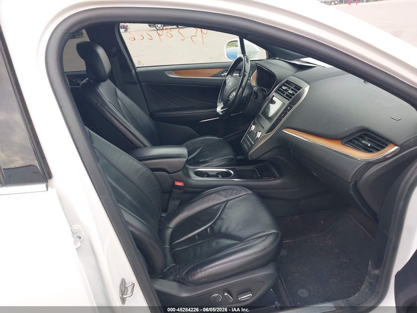 2019 Lincoln Mkc VIN 5LMCJ3D95KUL43041 IAAI salvage auction — HAIL, Salvage (Minnesota), sold $8,250 on 2026-08-17 (photo 5)