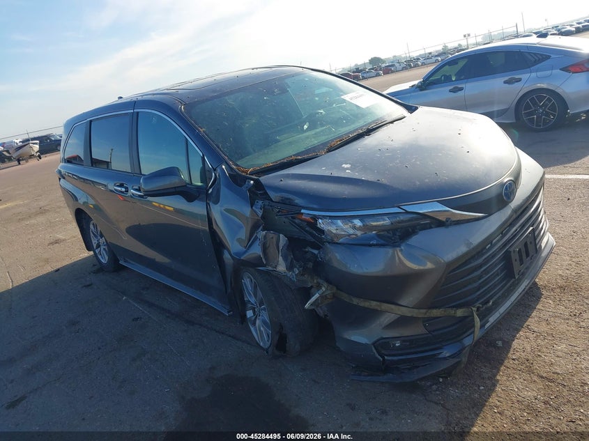 2025 Toyota Sienna VIN 5TDYRKEC8SS251551 IAAI salvage auction — RIGHT FRONT, Regular (South Dakota), sold $15,600 on 2026-07-30 (photo 1)