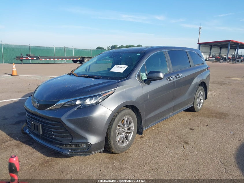 2025 Toyota Sienna VIN 5TDYRKEC8SS251551 IAAI salvage auction — RIGHT FRONT, Regular (South Dakota), sold $15,600 on 2026-07-30 (photo 2)