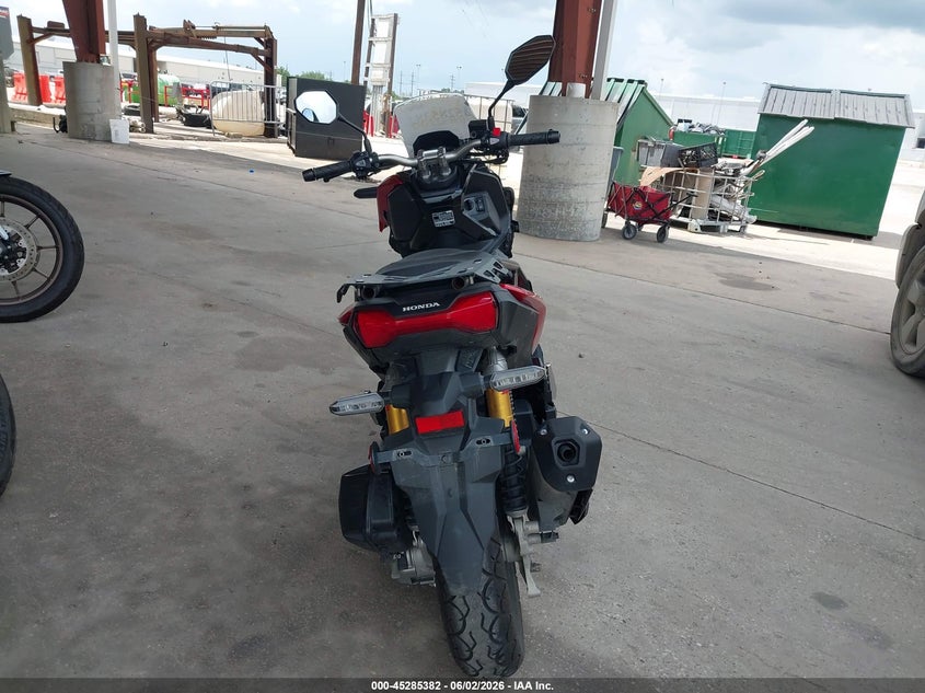 2022 Honda X-adv VIN MLHKF3858N5100900 IAAI salvage auction — RIGHT SIDE, Original (Texas), sold $450 on 2026-07-23 (photo 6)