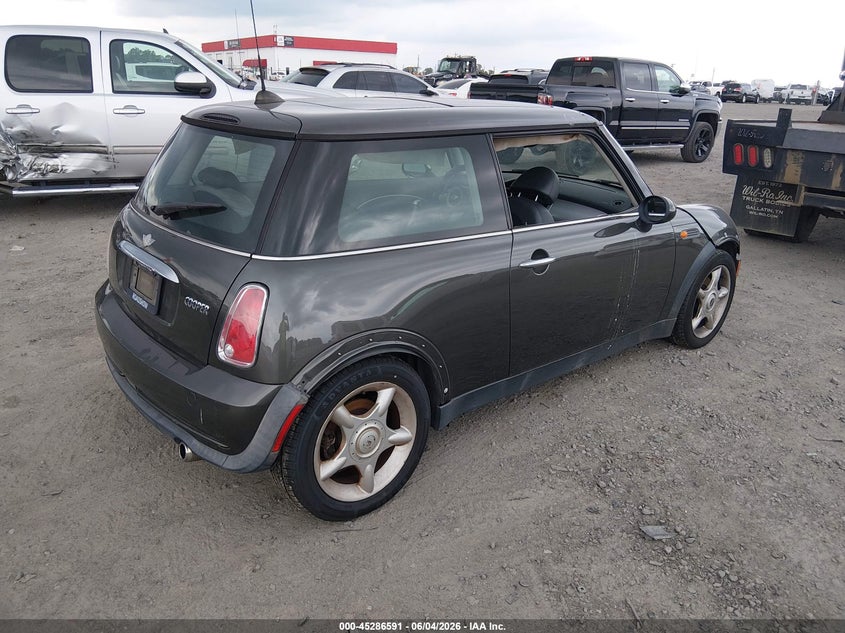 2006 Mini Cooper VIN WMWRC33546TJ73760 IAAI salvage auction — NORMAL WEAR, Clear (Florida), sold $650 on 2026-08-05 (photo 4)