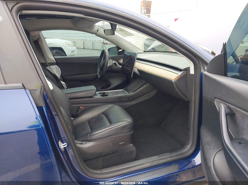 2022 Tesla Model y VIN 7SAYGDEF1NF378133 IAAI salvage auction — LEFT SIDE, Salvage Title, sold $8,300 on 2026-07-29 (photo 5)