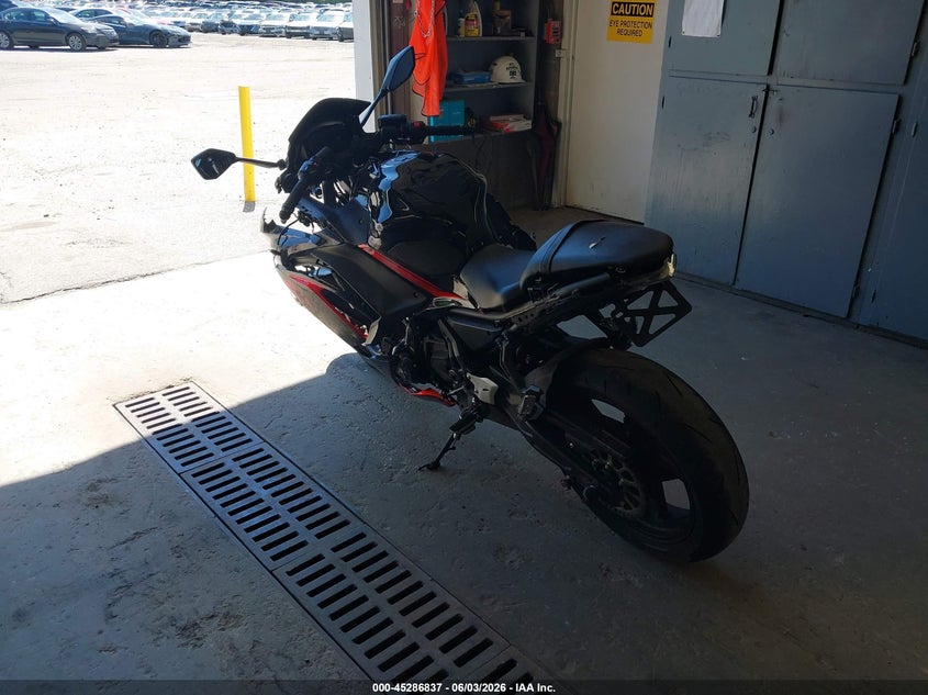 2022 Kawasaki Ninja VIN ML5EXEN18NDA76160 IAAI salvage auction — LEFT & RIGHT, Salvage Title, sold $950 on 2026-07-22 (photo 3)