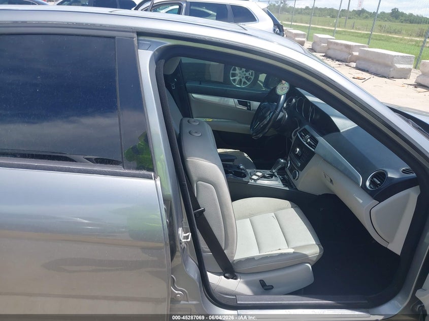 2014 Mercedes-benz C-klasse VIN WDDGF4HB2EG210338 IAAI salvage auction — REAR END, Salvage Title, sold $1,025 on 2026-07-17 (photo 5)