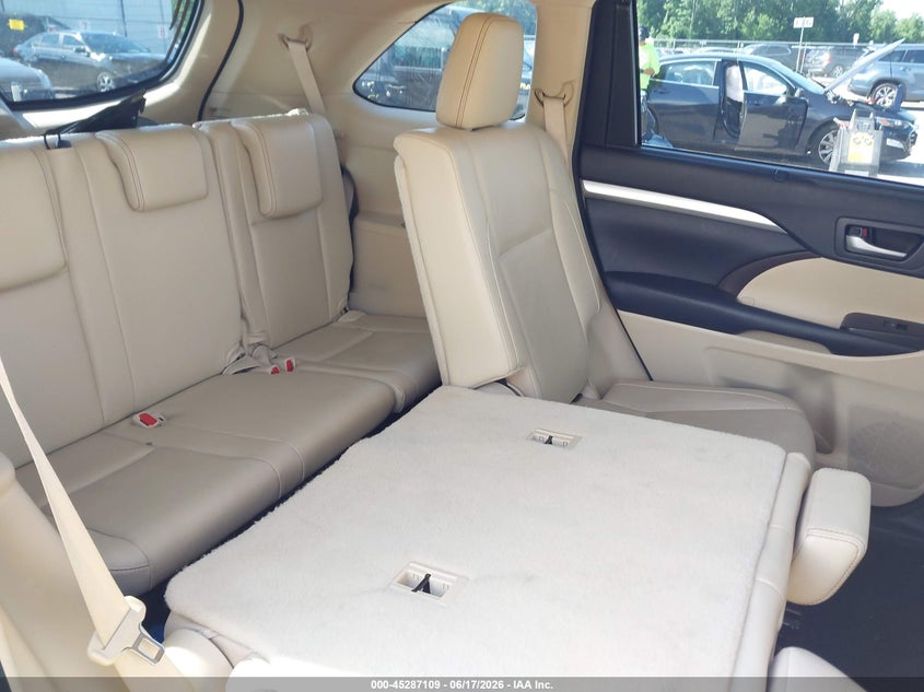 2017 Toyota Highlander VIN 5TDKZRFH3HS515910 IAAI salvage auction — RIGHT FRONT, Salvage Title, sold $8,200 on 2026-07-21 (photo 8)