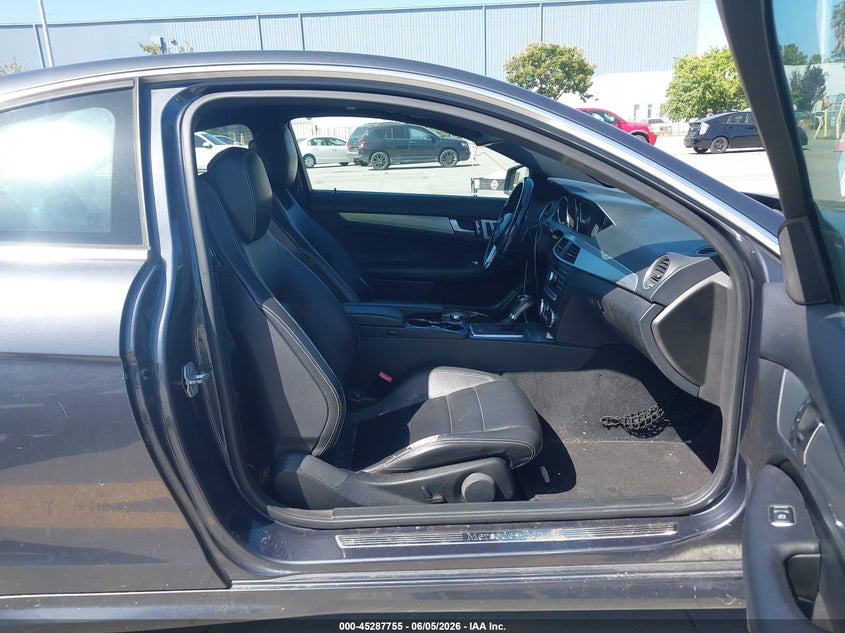2013 Mercedes-benz C-klasse VIN WDDGJ4HB1DF950577 IAAI salvage auction — REAR END, Salvage Title, sold $550 on 2026-07-13 (photo 5)
