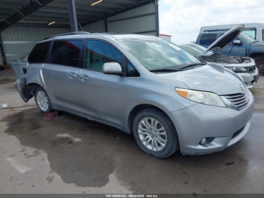 2017 Toyota Sienna VIN 5TDYZ3DCXHS854792 IAAI salvage auction — REAR END, Salvage Title, sold $3,250 on 2026-07-16 (photo 1)