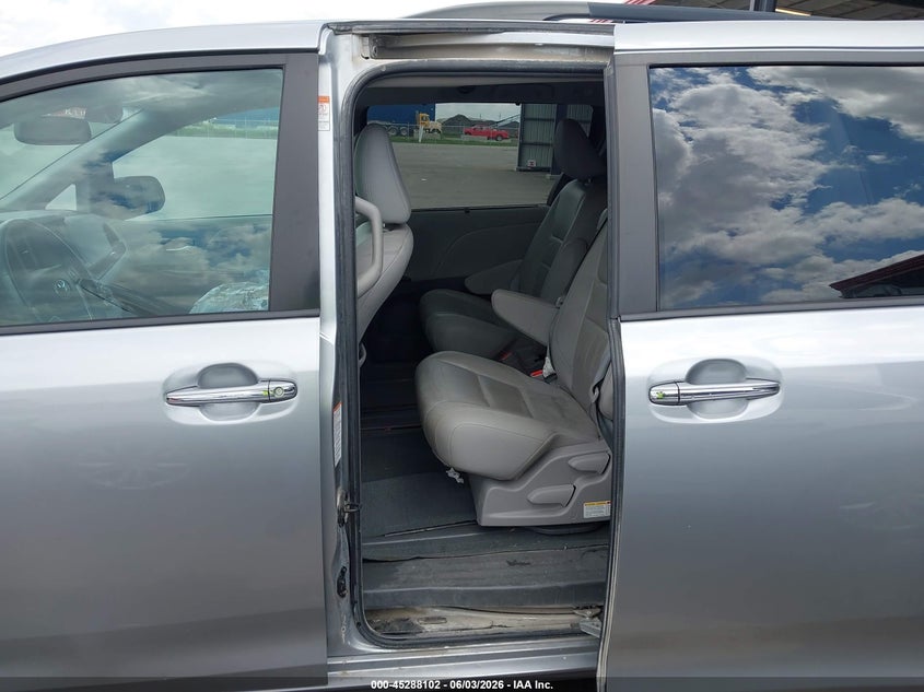 2017 Toyota Sienna VIN 5TDYZ3DCXHS854792 IAAI salvage auction — REAR END, Salvage Title, sold $3,250 on 2026-07-16 (photo 8)