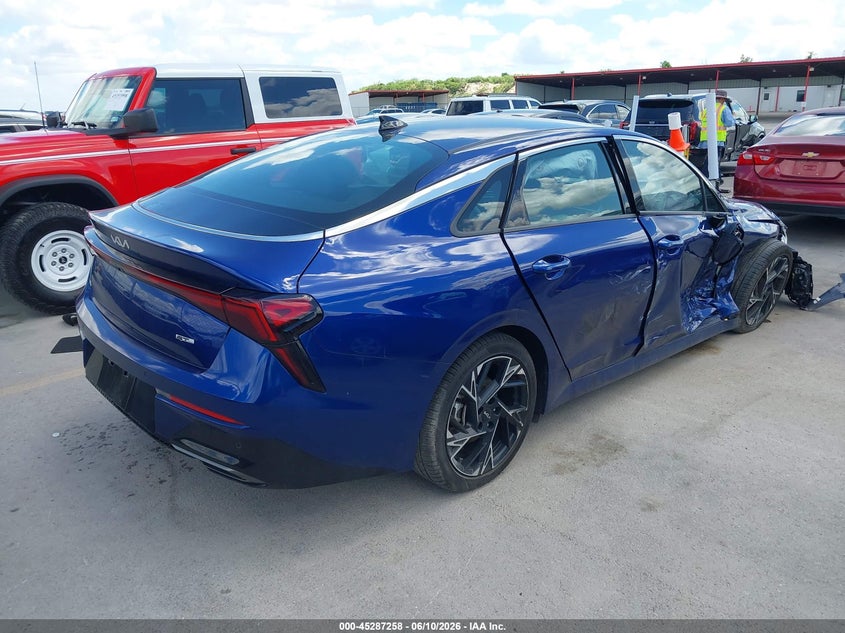 2025 Kia K5 VIN KNAG64J71S5352913 IAAI salvage auction — RIGHT FRONT, Salvage Title, sold $6,850 on 2026-08-27 (photo 4)