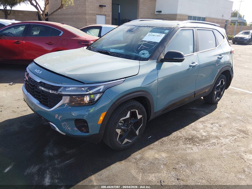 2025 Kia Seltos VIN KNDEUCAA5S7760941 IAAI salvage auction — FRONT & REAR, Salvage Title, sold $5,600 on 2026-07-10 (photo 2)