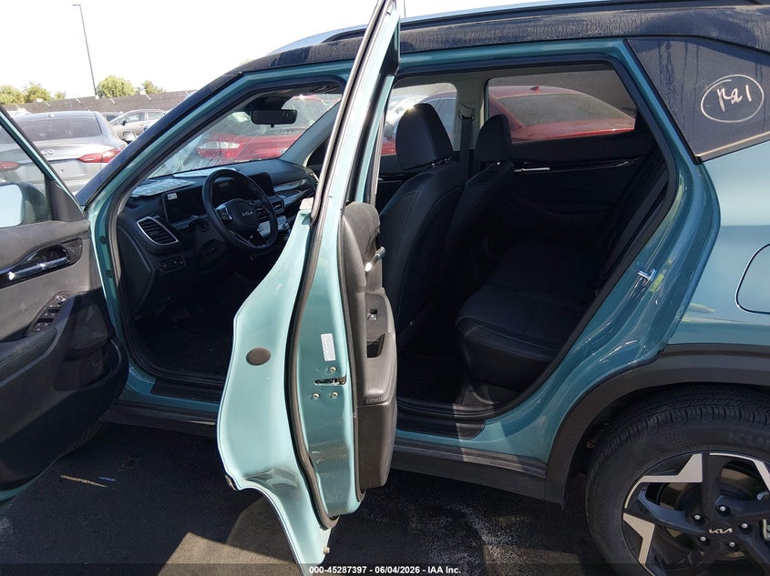 2025 Kia Seltos VIN KNDEUCAA5S7760941 IAAI salvage auction — FRONT & REAR, Salvage Title, sold $5,600 on 2026-07-10 (photo 8)