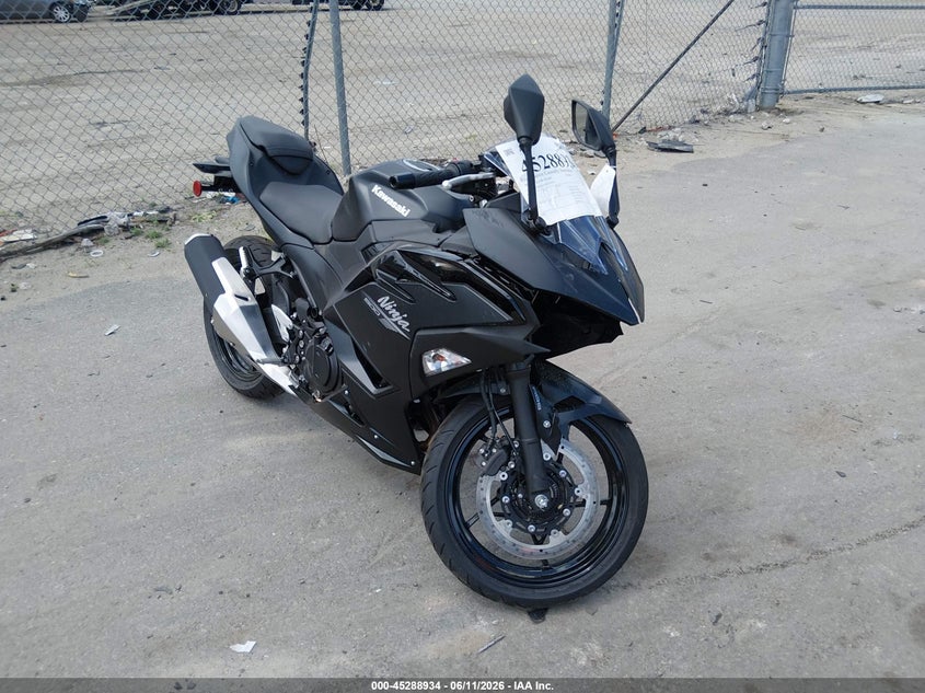 2026 Kawasaki Ninja VIN ML5EXGG1XTDA79504 IAAI salvage auction — ENGINE DAMAGE, Salvage (Massachusetts), sold $1,650 on 2026-07-28 (photo 1)
