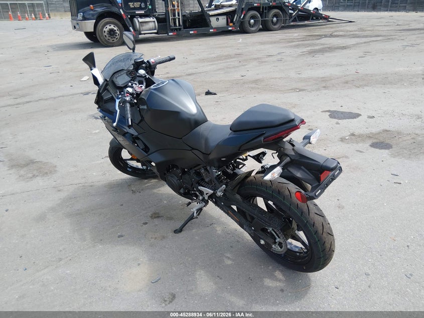 2026 Kawasaki Ninja VIN ML5EXGG1XTDA79504 IAAI salvage auction — ENGINE DAMAGE, Salvage (Massachusetts), sold $1,650 on 2026-07-28 (photo 3)