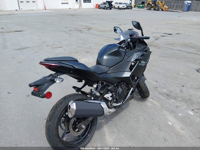 2026 Kawasaki Ninja VIN ML5EXGG1XTDA79504 IAAI salvage auction — ENGINE DAMAGE, Salvage (Massachusetts), sold $1,650 on 2026-07-28 (photo 4)