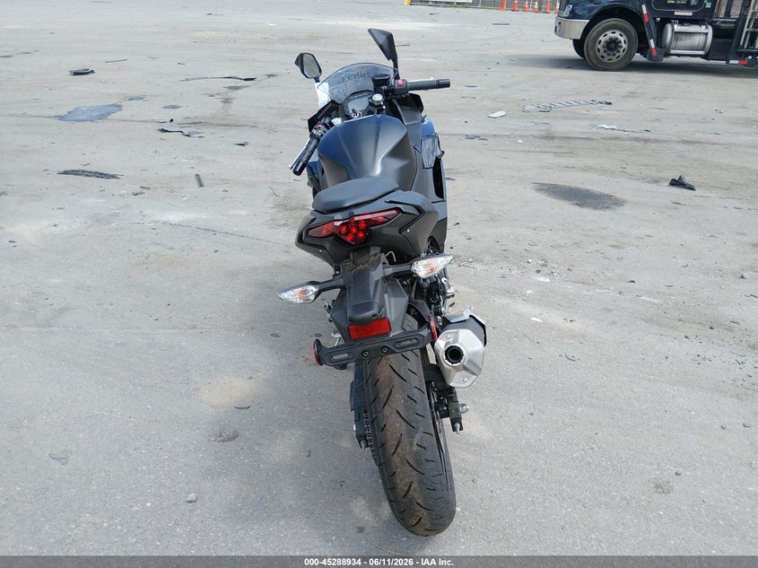 2026 Kawasaki Ninja VIN ML5EXGG1XTDA79504 IAAI salvage auction — ENGINE DAMAGE, Salvage (Massachusetts), sold $1,650 on 2026-07-28 (photo 6)