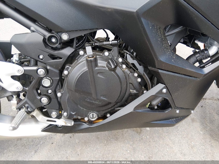 2026 Kawasaki Ninja VIN ML5EXGG1XTDA79504 IAAI salvage auction — ENGINE DAMAGE, Salvage (Massachusetts), sold $1,650 on 2026-07-28 (photo 8)