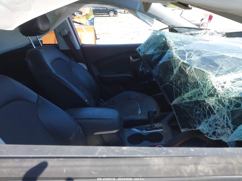 2011 Hyundai Tucson VIN KM8JU3AC2BU258076 IAAI salvage auction — BIO HAZARD, Clear (Tennessee), sold $375 on 2026-07-09 (photo 5)