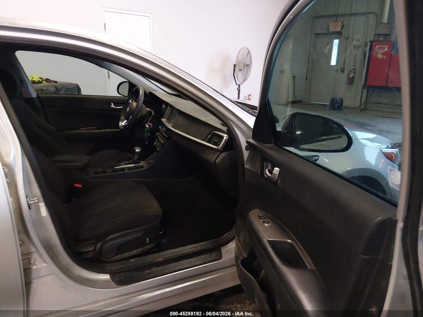 2019 Kia Optima VIN 5XXGT4L38KG310580 IAAI salvage auction — HAIL, Salvage Title, sold $2,350 on 2026-07-30 (photo 5)