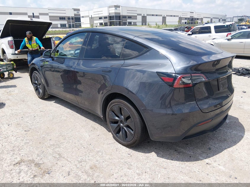 2025 Tesla Model y VIN 7SAYGDED7SA347251 IAAI salvage auction — SIDE, Salvage Title, sold $10,500 on 2026-08-02 (photo 3)