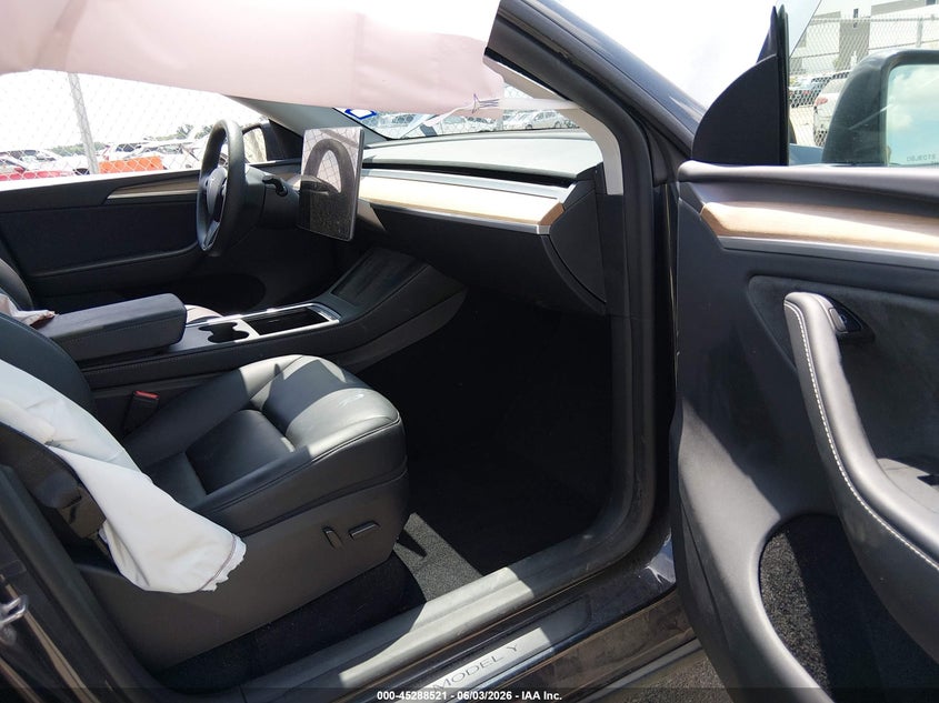 2025 Tesla Model y VIN 7SAYGDED7SA347251 IAAI salvage auction — SIDE, Salvage Title, sold $10,500 on 2026-08-02 (photo 5)