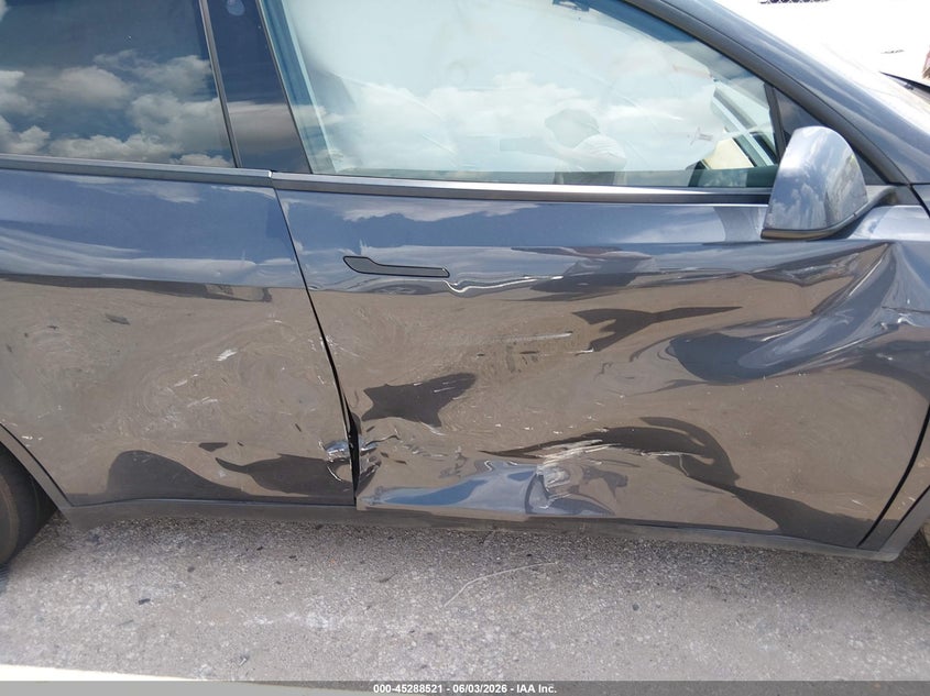 2025 Tesla Model y VIN 7SAYGDED7SA347251 IAAI salvage auction — SIDE, Salvage Title, sold $10,500 on 2026-08-02 (photo 6)