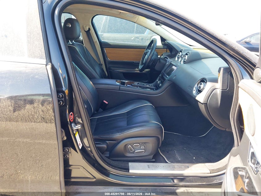 2014 Jaguar Xj VIN SAJWA2GZ6E8V59179 IAAI salvage auction — NORMAL WEAR, Salvage Title, sold $1,100 on 2026-07-23 (photo 5)
