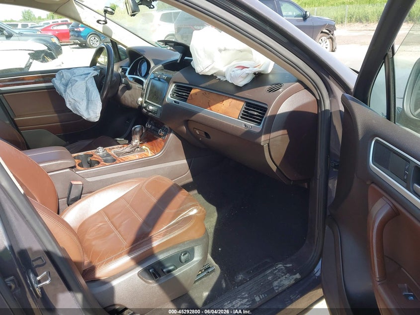 2011 Volkswagen Touareg VIN WVGFF9BP2BD006770 IAAI salvage auction — FRONT END, Mv-907A (New York), sold $325 on 2026-08-02 (photo 5)