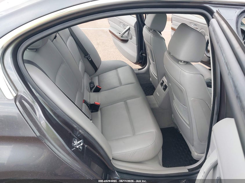 2006 BMW 3 series VIN WBAVB33586KS33739 IAAI salvage auction — NORMAL WEAR, Clear (Hawaii), sold $1,900 on 2026-08-04 (photo 8)