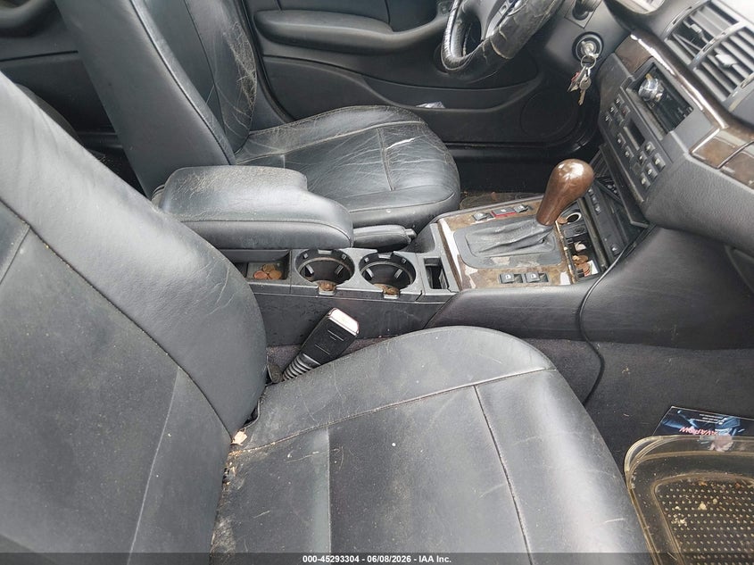 2004 BMW 3 series VIN WBAEU334X4PM61095 IAAI salvage auction — NORMAL WEAR, Clear (Delaware), sold $300 on 2026-07-20 (photo 5)