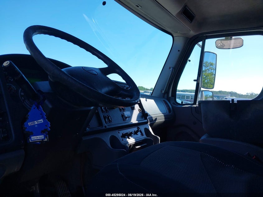2017 Freightliner M2 106 VIN 3ALACXDT2HDJG1896 IAAI salvage auction — NORMAL WEAR, Clear (North Carolina), sold $7,600 on 2026-07-22 (photo 7)