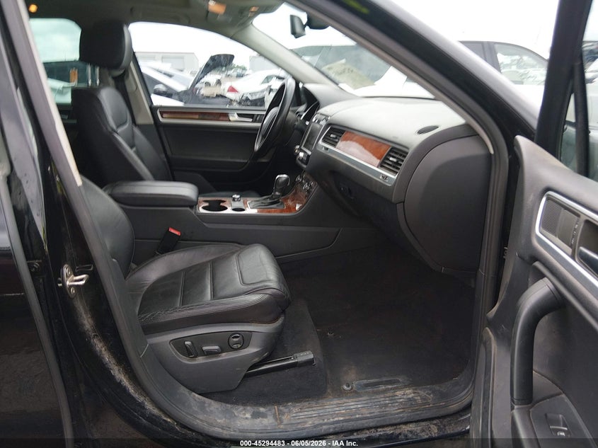 2012 Volkswagen Touareg VIN WVGEF9BP4CD006301 IAAI salvage auction — HAIL, Clear (Oklahoma), sold $2,200 on 2026-08-04 (photo 5)