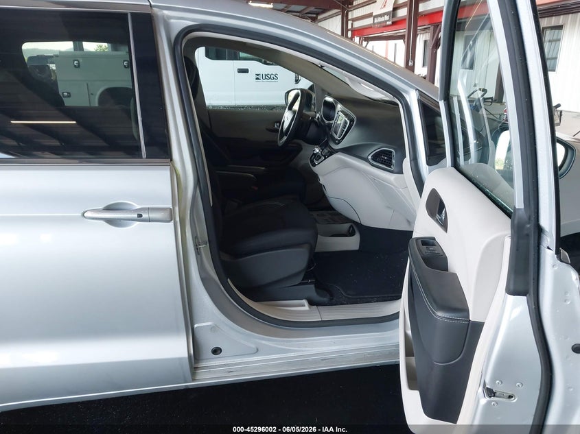 2022 Chrysler Voyager VIN 2C4RC1CG0NR141533 IAAI salvage auction — NORMAL WEAR, Sf97 (Georgia), sold $12,900 on 2026-08-13 (photo 5)