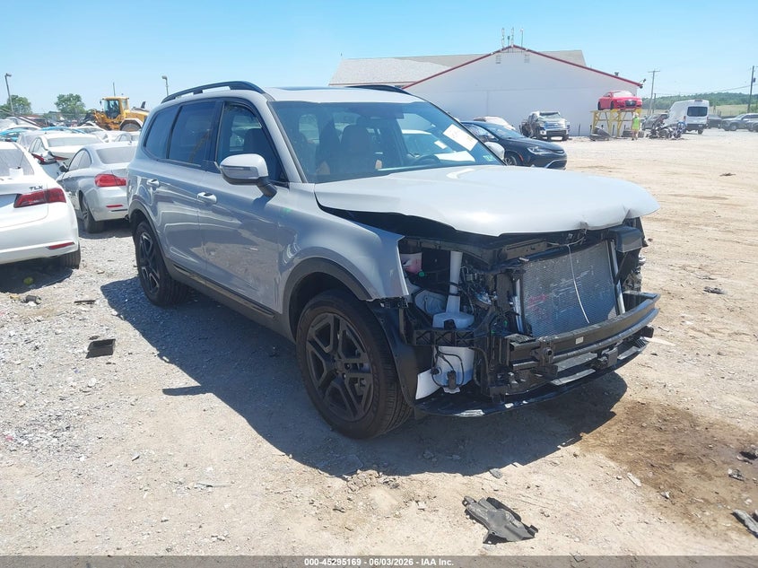 2025 Kia Telluride VIN 5XYP3DGC9SG725008 IAAI salvage auction — FRONT & REAR, Salvage Title, sold $15,300 on 2026-07-24 (photo 1)