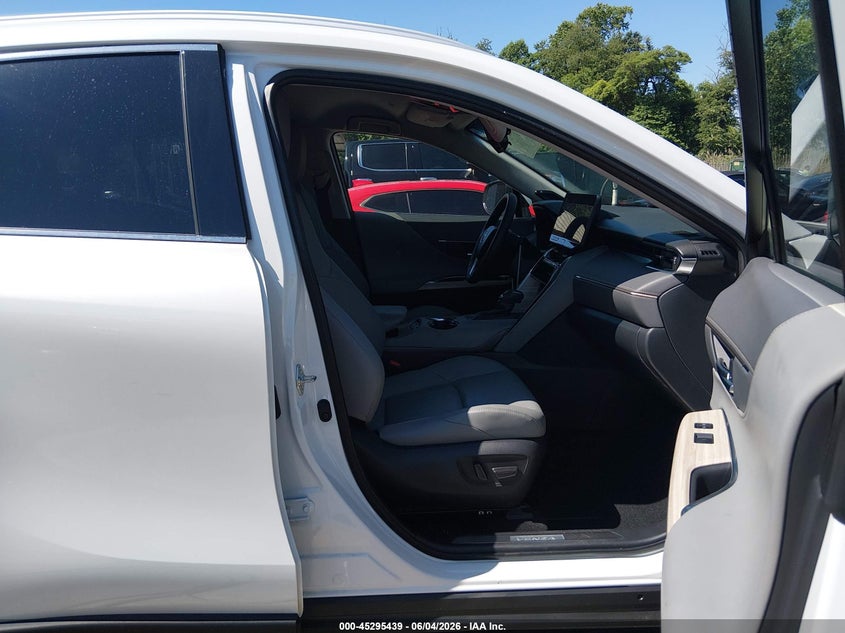2024 Toyota Venza VIN JTEAAAAH1RJ171841 IAAI salvage auction — Rear End, Salvage - Greater Than 75% (Maryland), sold $23,700 on 2026-09-05 (photo 5)