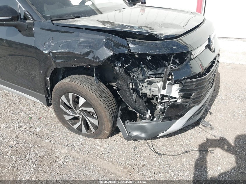 2026 Volkswagen Tiguan VIN 3VVBR7RM6TM058954 IAAI salvage auction — RIGHT FRONT, Salvage Title, sold $10,400 on 2026-07-29 (photo 6)