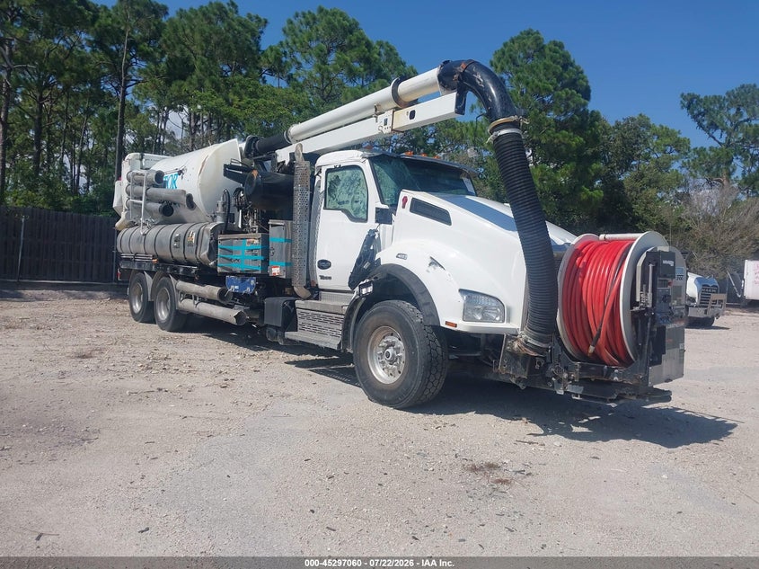 2024 Kenworth T880 VIN 1NKZL40X2RJ381116 IAAI salvage auction — SIDE, Rebuildable (Florida), sold $10,200 on 2026-07-29 (photo 1)