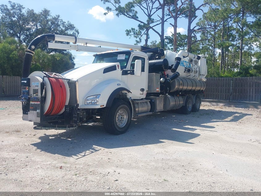 2024 Kenworth T880 VIN 1NKZL40X2RJ381116 IAAI salvage auction — SIDE, Rebuildable (Florida), sold $10,200 on 2026-07-29 (photo 2)