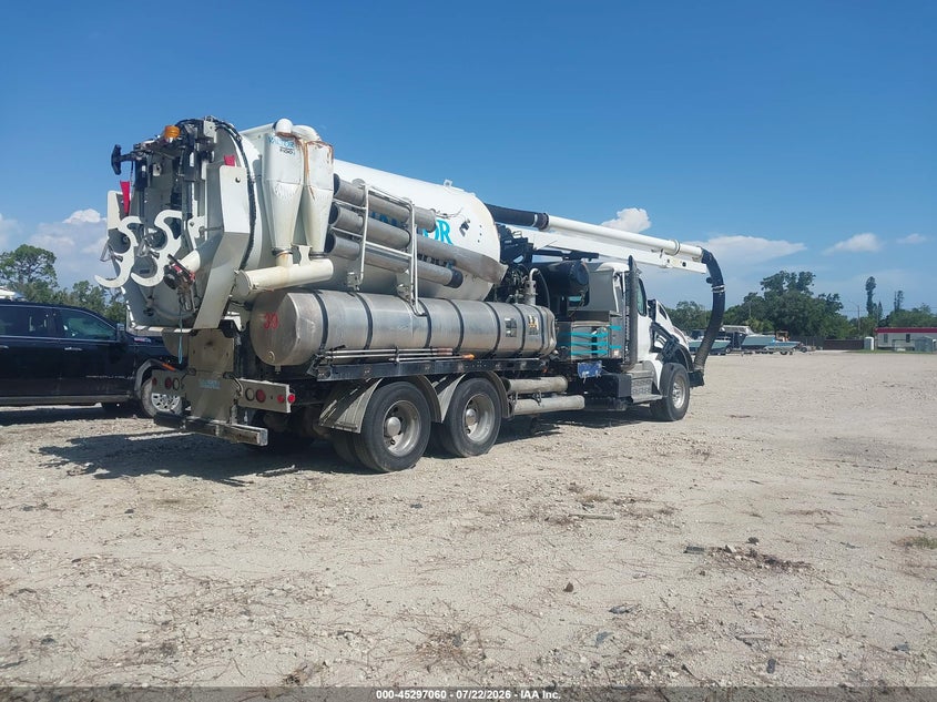 2024 Kenworth T880 VIN 1NKZL40X2RJ381116 IAAI salvage auction — SIDE, Rebuildable (Florida), sold $10,200 on 2026-07-29 (photo 4)