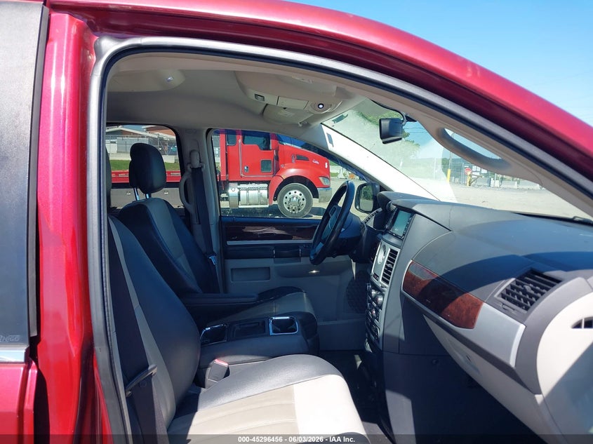2010 Chrysler Town & country VIN 2A4RR8DX4AR358349 IAAI salvage auction — NORMAL WEAR, Clear (Mississippi), sold $700 on 2026-07-09 (photo 5)