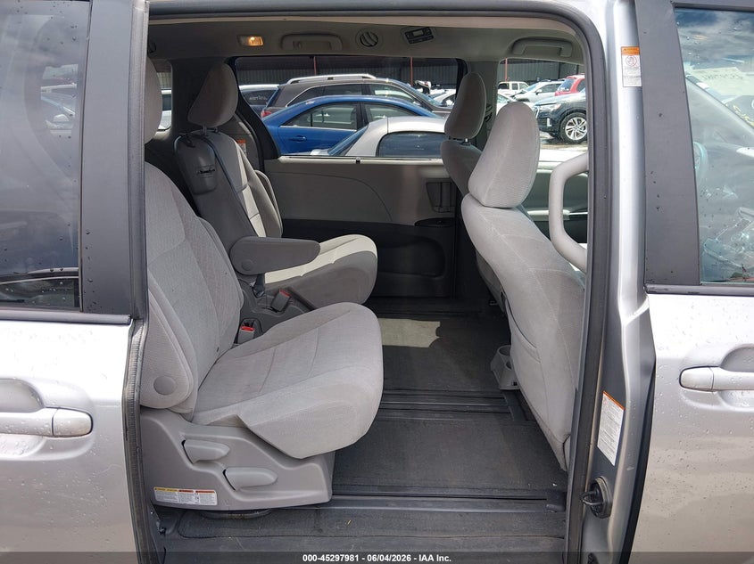 2017 Toyota Sienna VIN 5TDKZ3DC8HS844963 IAAI salvage auction — RIGHT FRONT, Salvage Title, sold $4,000 on 2026-07-21 (photo 8)