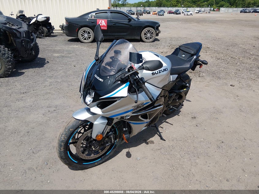 2025 Suzuki Gsx VIN JS1DM11BXS7100364 IAAI salvage auction — RIGHT SIDE, Wait Title, sold $0 on 2026-09-16 (photo 2)