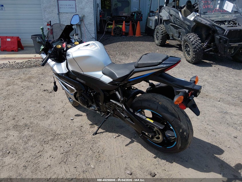 2025 Suzuki Gsx VIN JS1DM11BXS7100364 IAAI salvage auction — RIGHT SIDE, Wait Title, sold $0 on 2026-09-16 (photo 3)