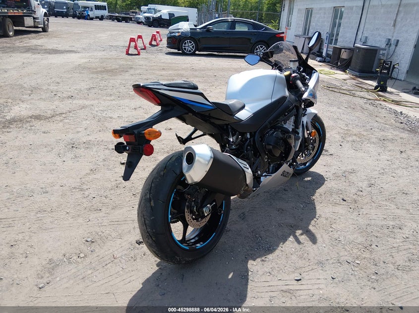 2025 Suzuki Gsx VIN JS1DM11BXS7100364 IAAI salvage auction — RIGHT SIDE, Wait Title, sold $0 on 2026-09-16 (photo 4)